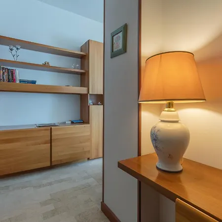 Guesthost - Maggiore Hospital & Ara Stadium Apartmán *